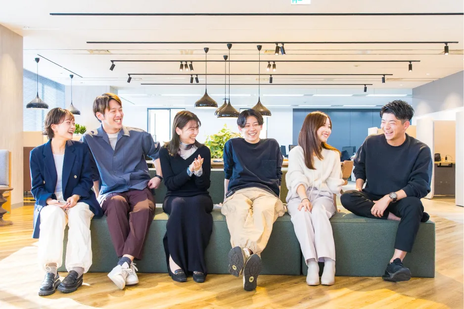 笑顔で会話しているマイクロアドの社員たち